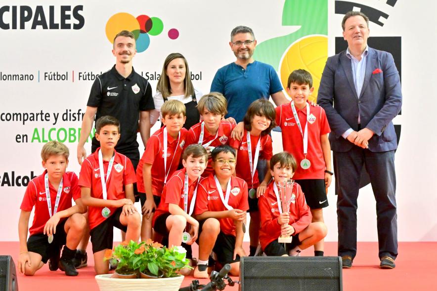 Entrega Trofeos XXV Juegos Deportivos Municipales - Posado del equipo infantil de futbol con las autoridades municipales.