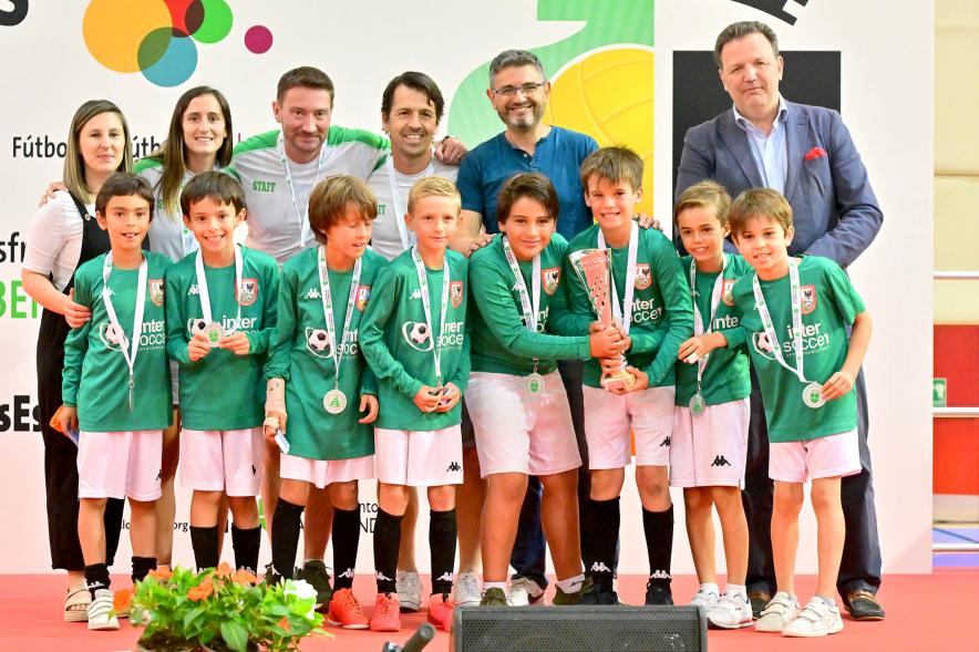 Entrega Trofeos XXV Juegos Deportivos Municipales - Posado de jugadores y entrenadores de un equipo infantil de futbol.