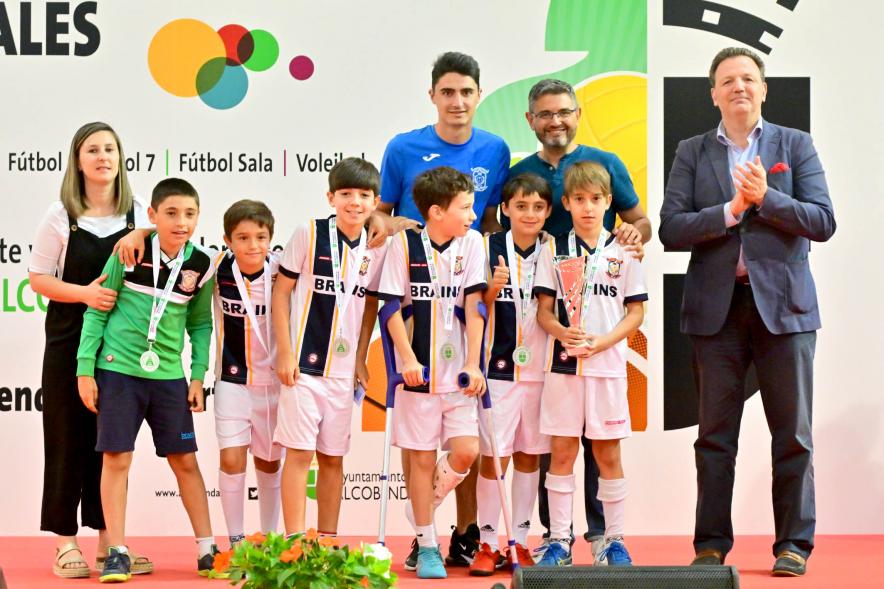  Entrega Trofeos XXV Juegos Deportivos Municipales - Posado del equipo de futbol  infantil con las autoridades municipales.