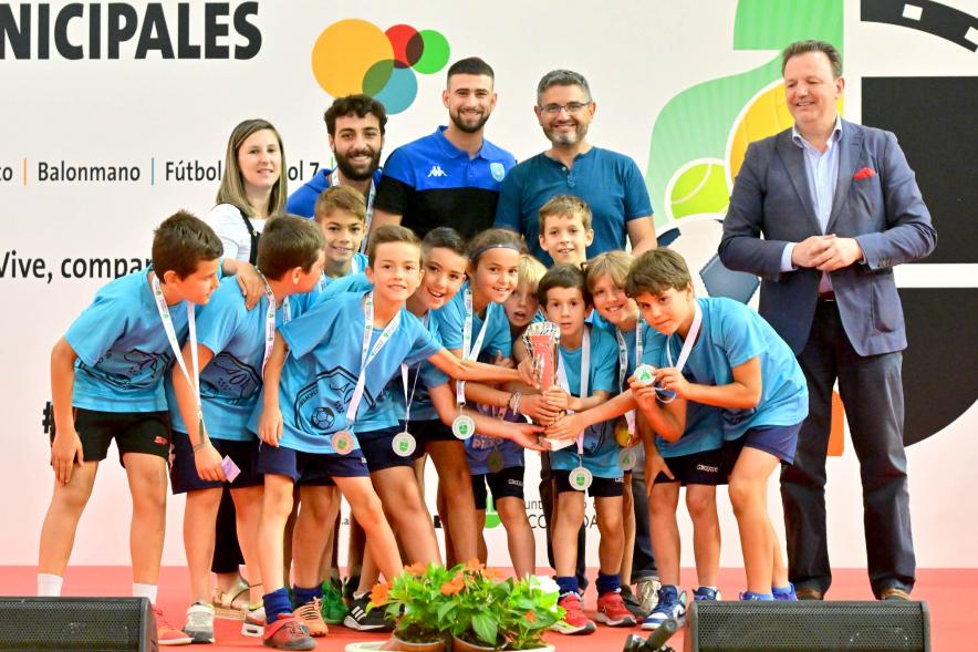 Entrega Trofeos XXV Juegos Deportivos Municipales - Posado del equipo de futbol infantil con las autoridades municipales.