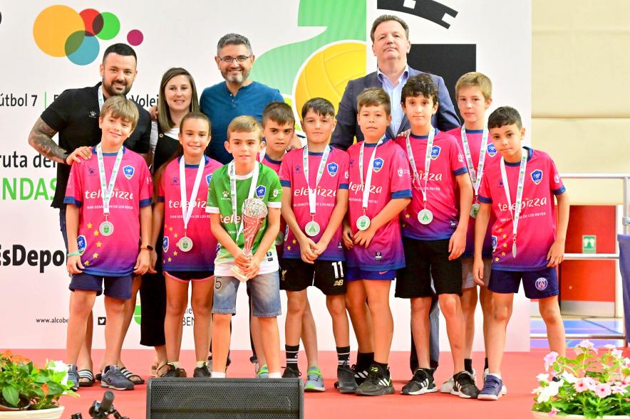 Entrega Trofeos XXV Juegos Deportivos Municipales - Posado del equipo infantil de futbol de San Sebastián de los Reyes.