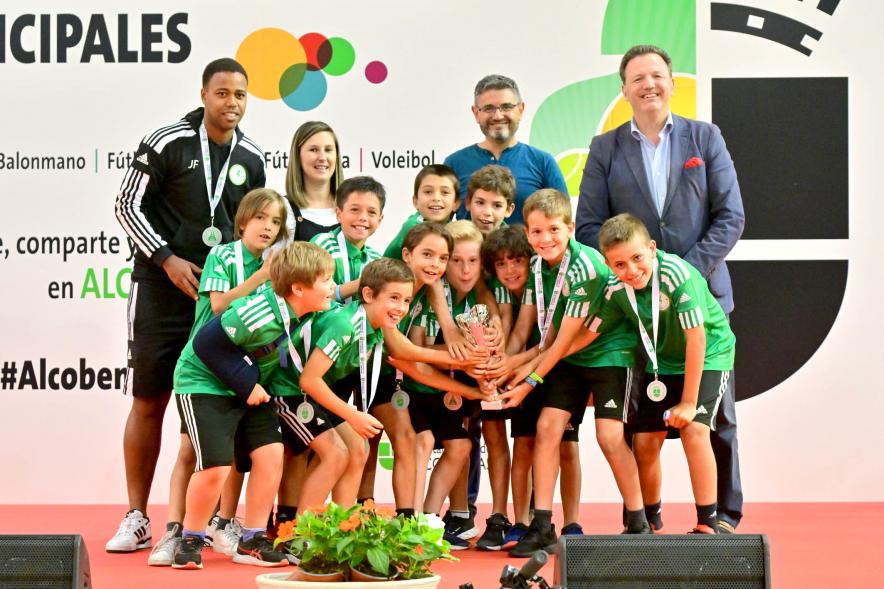 Entrega Trofeos XXV Juegos Deportivos Municipales- Posado del equipo de futbol infantil con las autoridades municipales.