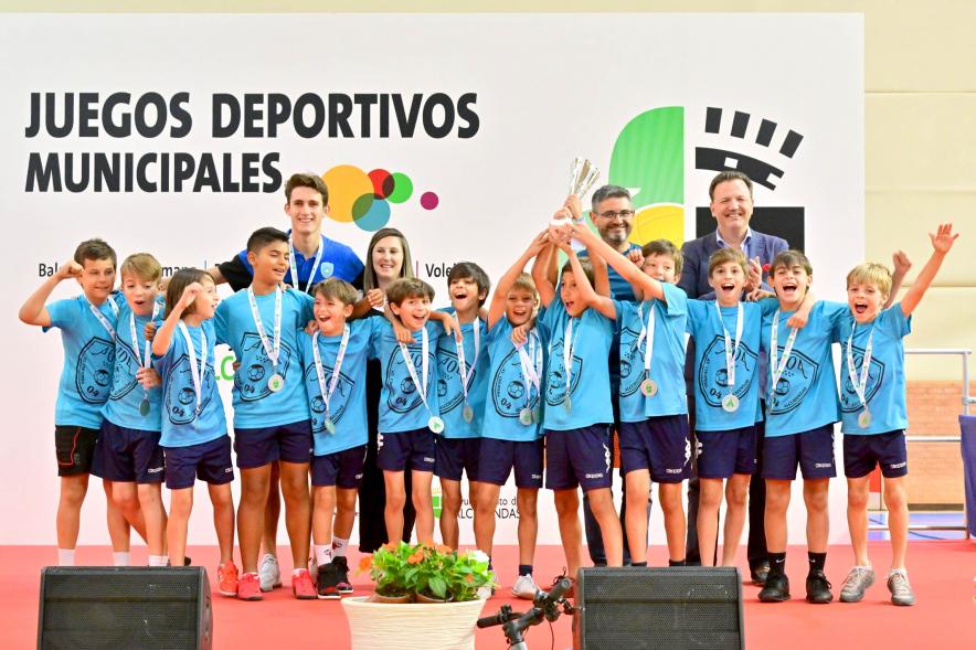 Entrega Trofeos XXV Juegos Deportivos Municipales- Posado del equipo de futbol infantil de San Sebastián de los Reyes  con las autoridades municipales.