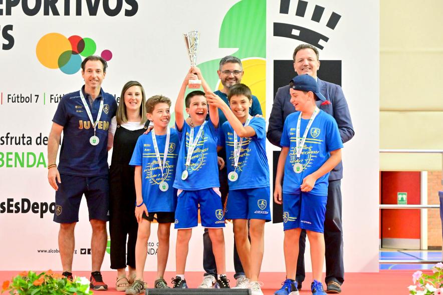 Entrega Trofeos XXV Juegos Deportivos Municipales- Posado del equipo de futbol infantil con las autoridades municipales.