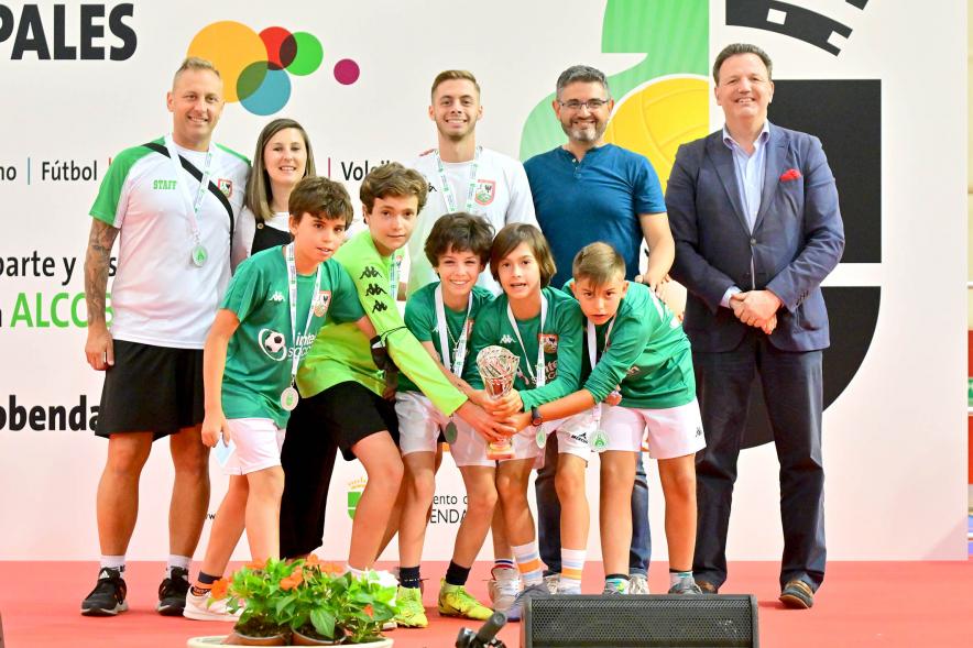 Entrega Trofeos XXV Juegos Deportivos Municipales - Equipo infantil galardonado con las autoridades municipales.