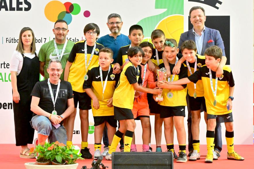 Entrega Trofeos XXV Juegos Deportivos Municipales- Posado del equipo de futbol infantil con las autoridades municipales.