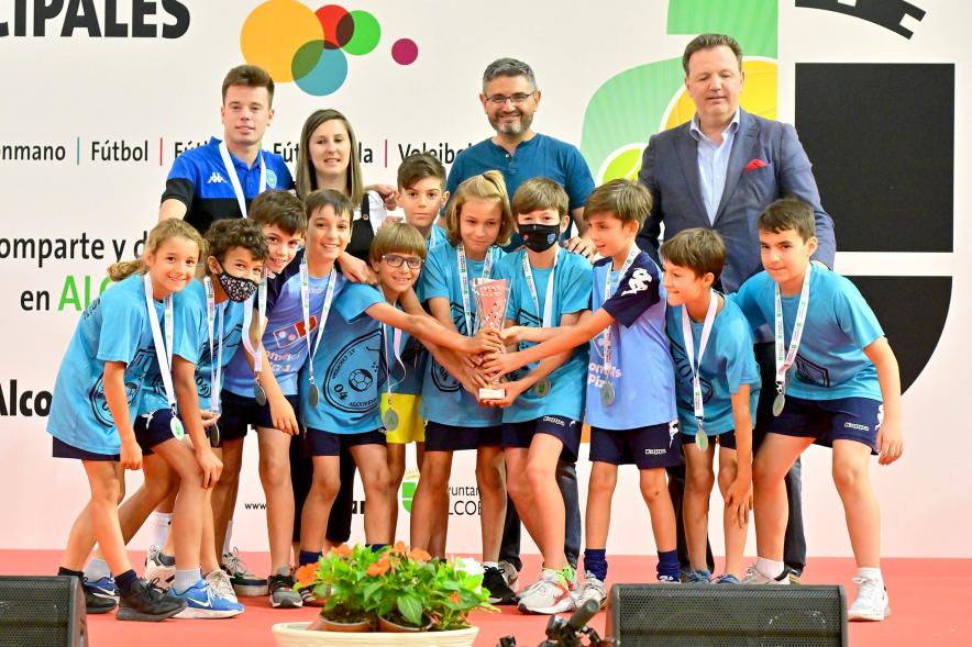Entrega Trofeos XXV Juegos Deportivos Municipales - Posado del equipo de futbol  infantil de San Sebastián  de los Reyes con las autoridades municipales.
