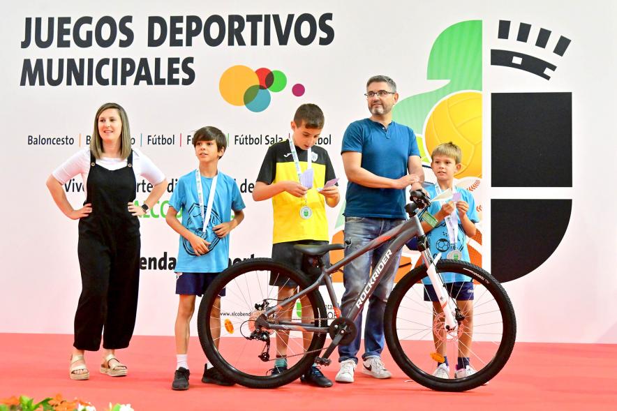 Entrega Trofeos XXV Juegos Deportivos Municipales - Rafael Sánchez  Acera, vicealcalde, entrega una  bicicleta a los ganadores.