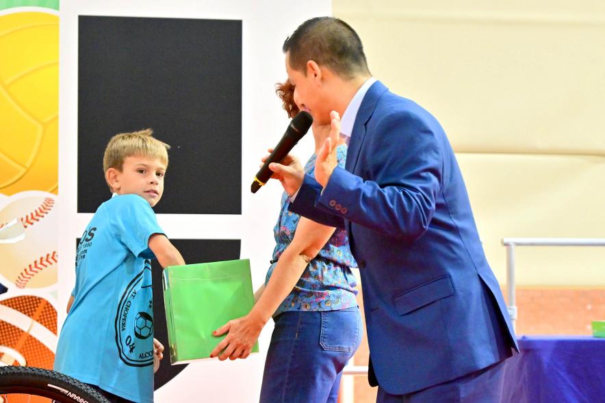 Entrega Trofeos XXV Juegos Deportivos Municipales - Imagen de un niño sacando una papeleta para el sorteo.