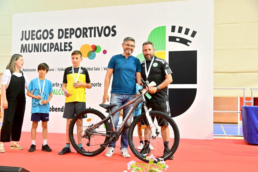 Entrega Trofeos XXV Juegos Deportivos Municipales - La corporación municipal entrega el  premio, una bicicleta,  al ganador.