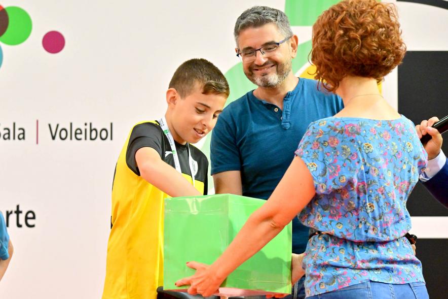 Entrega Trofeos XXV Juegos Deportivos Municipales - Un niño saca la papeleta premiada.               