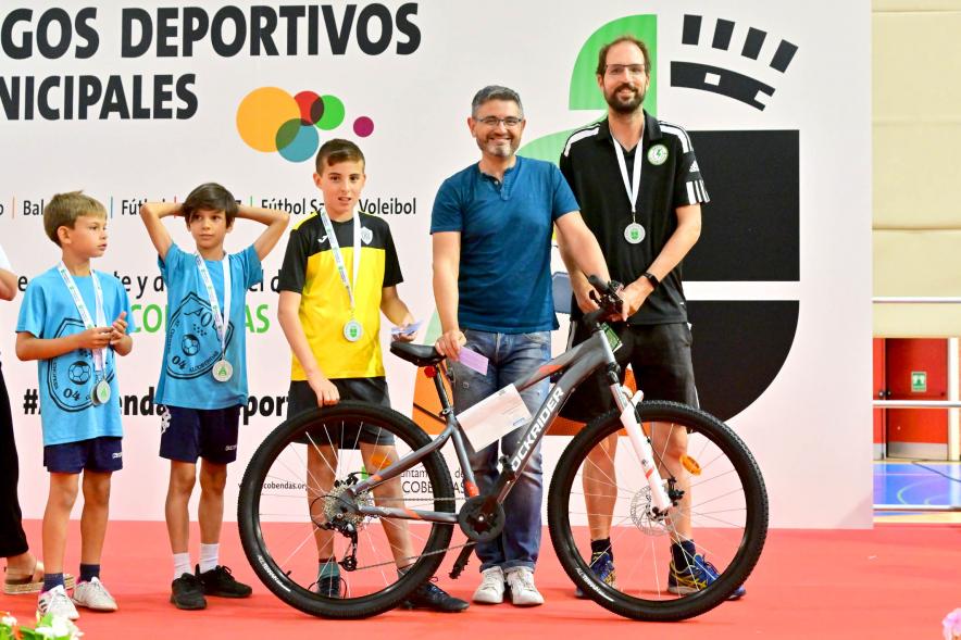 Entrega Trofeos XXV Juegos Deportivos Municipales - Posado del vicealcalde Sánchez Acera con el ganador de la bicicleta.