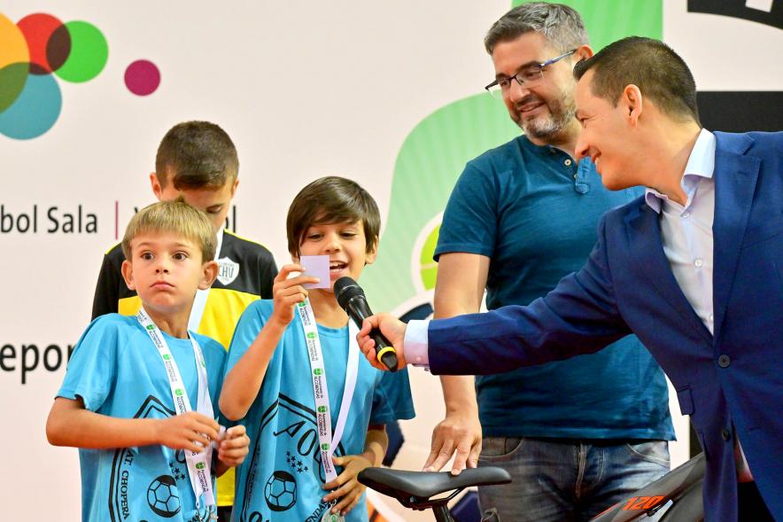 Entrega Trofeos XXV Juegos Deportivos Municipales - Imagen del niño diciendo el numero ganador del sorteo.