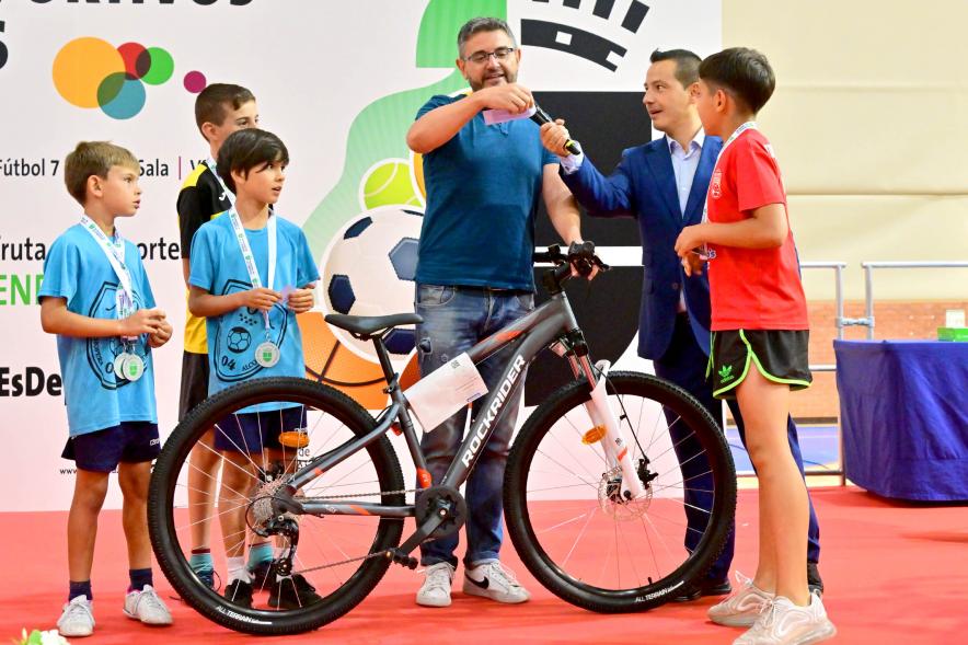 Entrega Trofeos XXV Juegos Deportivos Municipales - Imagen del vicealcalde  con la bicicleta  de premio. 