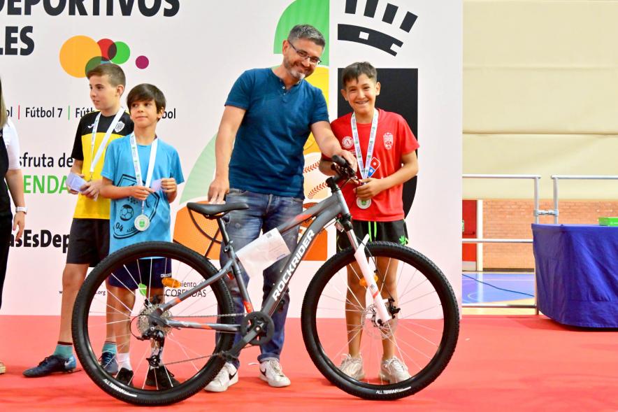 Entrega Trofeos XXV Juegos Deportivos Municipales - Rafael Sánchez  Acera, vicealcalde, entrega una  bicicleta a un  ganador.                     