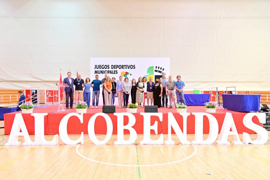 Entrega Trofeos XXV Juegos Deportivos Municipales - Posado de los corporativos municipales en la tarima con el  logo de Alcobendas.
