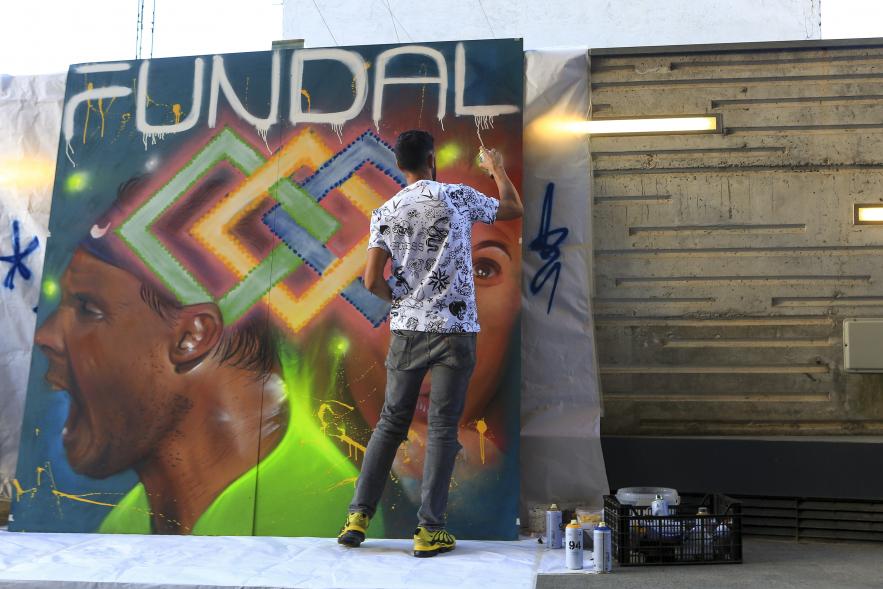 XXIV Gala Fundal - David Barrera, artista grafitero terminando su obra.