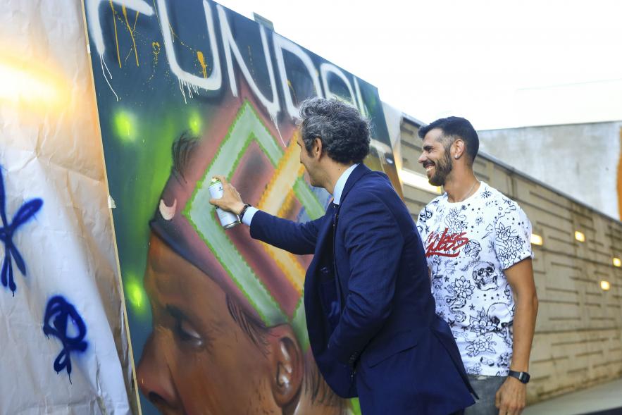XXIV Gala Fundal -  Imagen del alcalde Retolaza junto a David Barrera, grafiteando. 