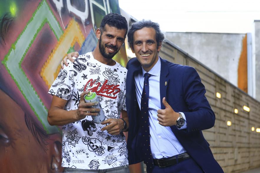 XXIV Gala Fundal - Posado del alcalde Retolaza con el grafitero David Barrero.