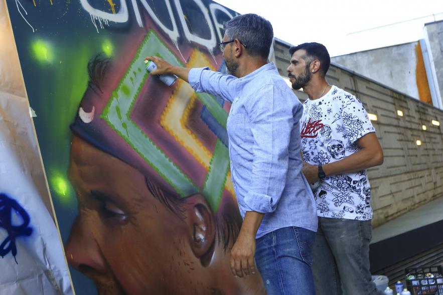 XXIV Gala Fundal - Imagen del vicealcalde Sánchez Acera junto a David Barrera, grafiteando.