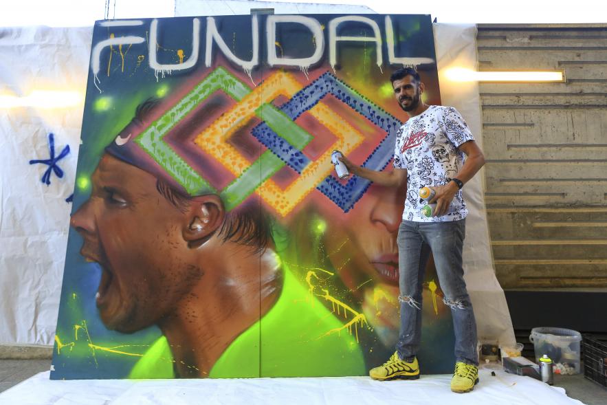 XXIV Gala Fundal - XXIV Gala Fundal - David Barrera, artista grafitero,  terminando su obra.