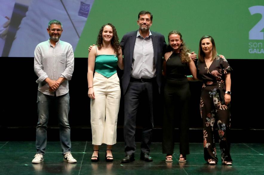 XXIV Gala Fundal - Posado del Presidente de Fundal con las autoridades municipales y dos deportistas premiadas.