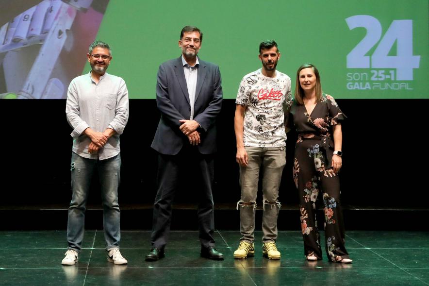 XXIV Gala Fundal - Posado del Presidente de Fundal con las autoridades municipales y un deportista premiado.