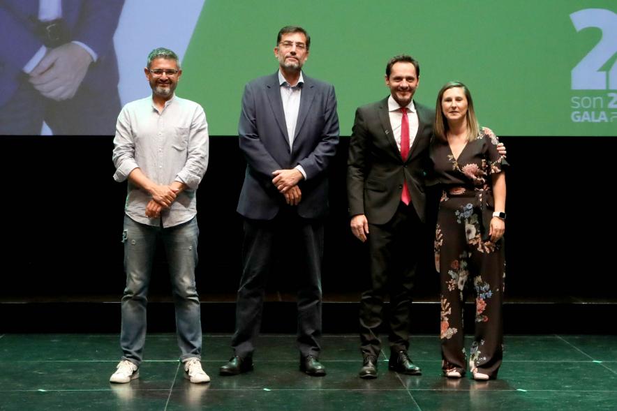 XXIV Gala Fundal - Posado del Presidente de Fundal con las autoridades municipales y un deportista premiado.