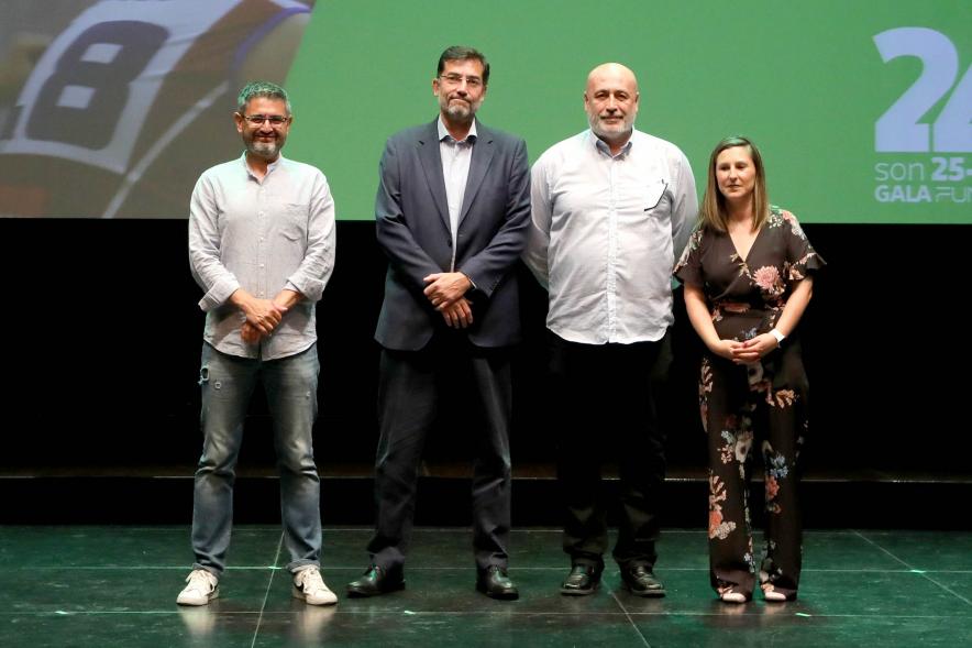 XXIV Gala Fundal - Posado del Presidente de Fundal con las autoridades municipales y un deportista premiado.