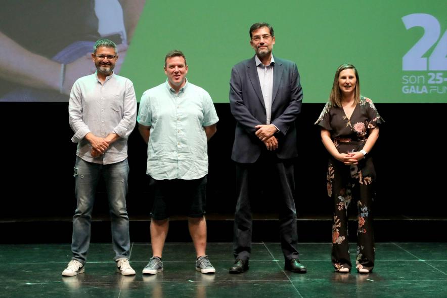 XXIV Gala Fundal - Posado del Presidente de Fundal con las autoridades municipales y un deportista premiado.