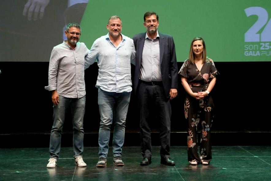 XXIV Gala Fundal - Posado del Presidente de Fundal con las autoridades municipales y un deportista premiado.