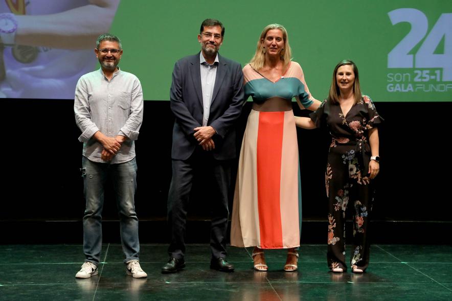 XXIV Gala Fundal - Posado del Presidente de Fundal con las autoridades municipales y una deportista premiada.
