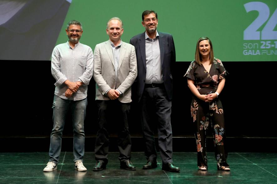 XXIV Gala Fundal - Posado del Presidente de Fundal con las autoridades municipales y un director deportivo premiado.