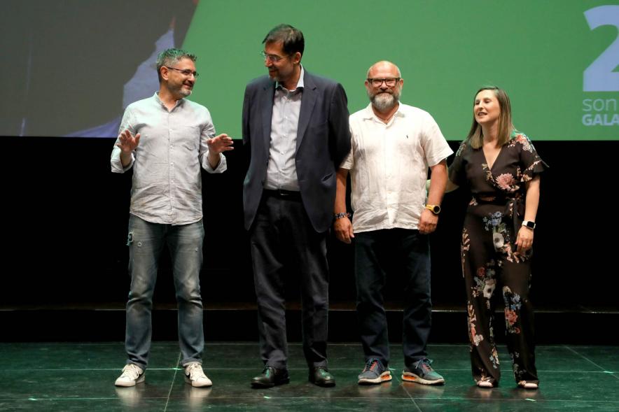 XXIV Gala Fundal - Posado del Presidente de Fundal con las autoridades municipales y un deportista premiado.