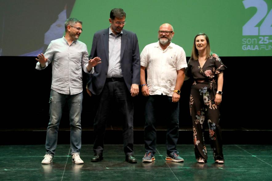 XXIV Gala Fundal - Posado del Presidente de Fundal con las autoridades municipales y un deportista premiado.