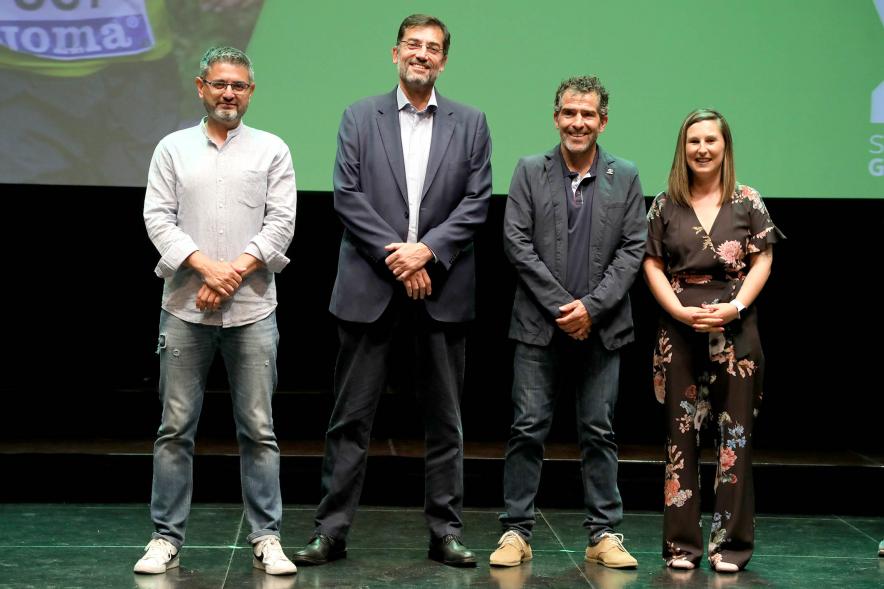 XXIV Gala Fundal - Posado del Presidente de Fundal con las autoridades municipales y un director deportivo premiado.