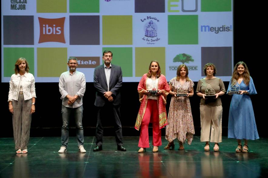 XXIV Gala Fundal - Posado del Presidente de Fundal con las autoridades municipales y  varias deportistas premiadas.