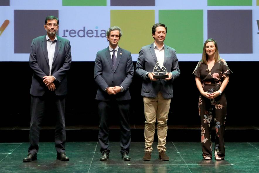 XXIV Gala Fundal - Posado de un director deportivo premiado con las autoridades municipales.