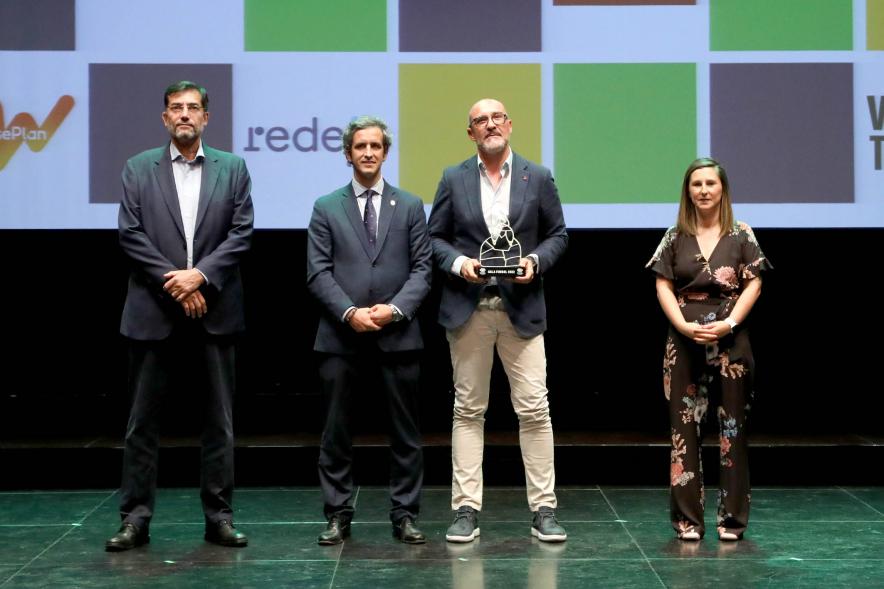 XXIV Gala Fundal - Posado del Presidente de Fundal con las autoridades municipales y un director deportivo premiado.