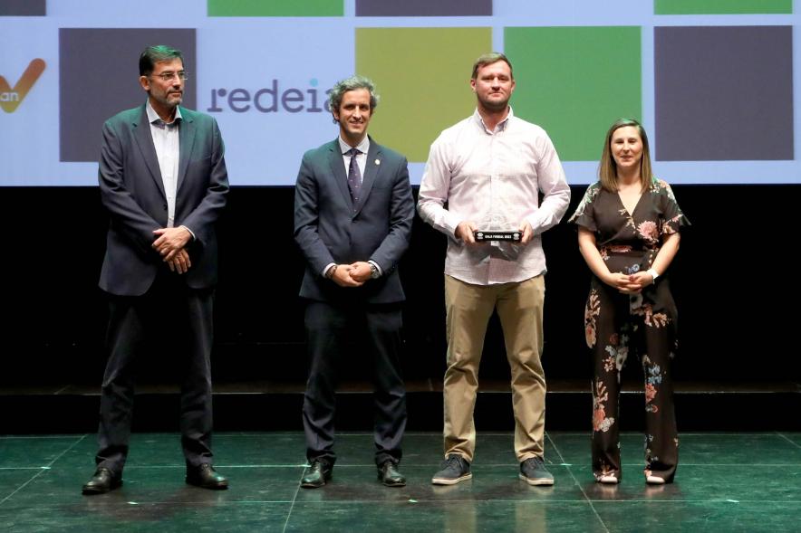XXIV Gala Fundal - Posado del Presidente de Fundal con las autoridades municipales y un director deportivo premiado.