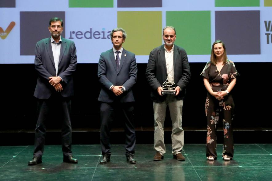 XXIV Gala Fundal - Posado del Presidente de Fundal con las autoridades municipales y un director deportivo premiado.