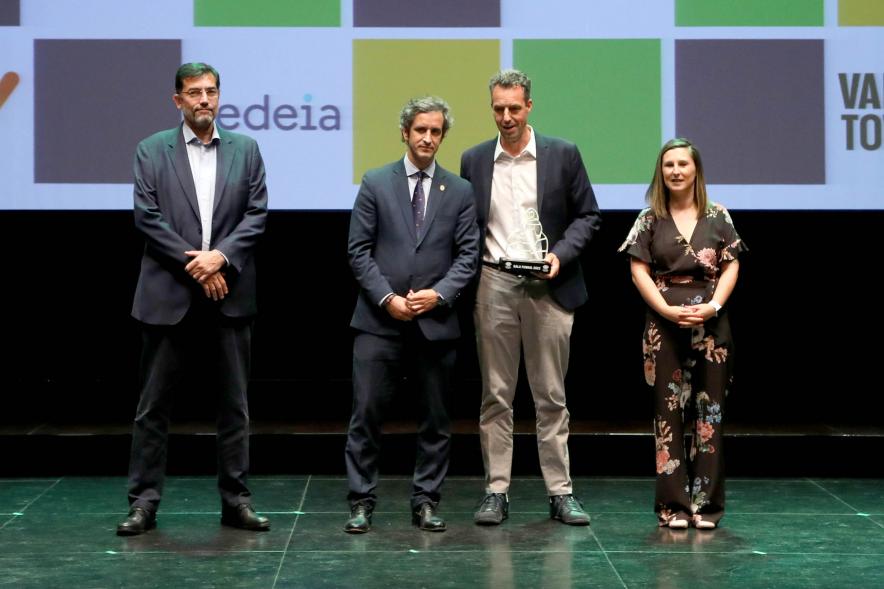 XXIV Gala Fundal - Posado del Presidente de Fundal con las autoridades municipales y un director deportivo premiado.