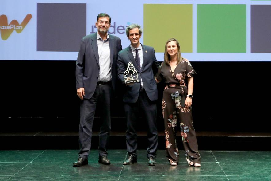 XXIV Gala Fundal - Posado del presidente de Fundal con Aitor Retolaza, alcalde y María Espín, concejal de deporte.