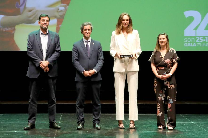 XXIV Gala Fundal - Posado del Presidente de Fundal con las autoridades municipales y una deportista premiada.