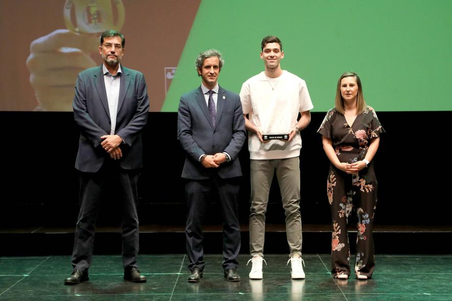 XXIV Gala Fundal - Posado del Presidente de Fundal con las autoridades municipales y un deportista premiado.
