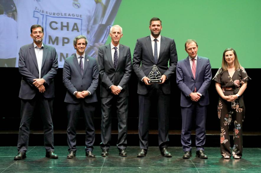 XXIV Gala Fundal - Posado del alcalde Retolaza, María Espín y los socios de Honor: Felipe Reyes, Emilio Butragueño y Manuel Beiran.