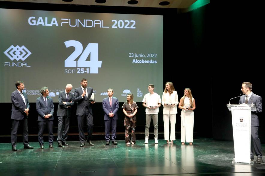 XXIV Gala Fundal -  Plano de los  socios de Honor, las autoridades municipales y las deportistas premiadas.