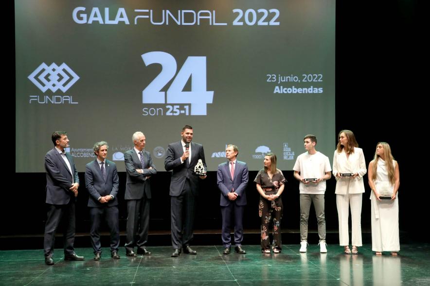 XXIV Gala Fundal -  Plano de los  socios de Honor, las autoridades municipales y las deportistas premiadas.