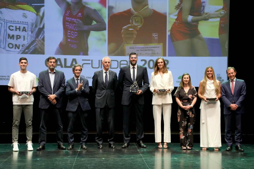 XXIV Gala Fundal -  Plano de los  socios de Honor, las autoridades municipales y los deportistas premiados.