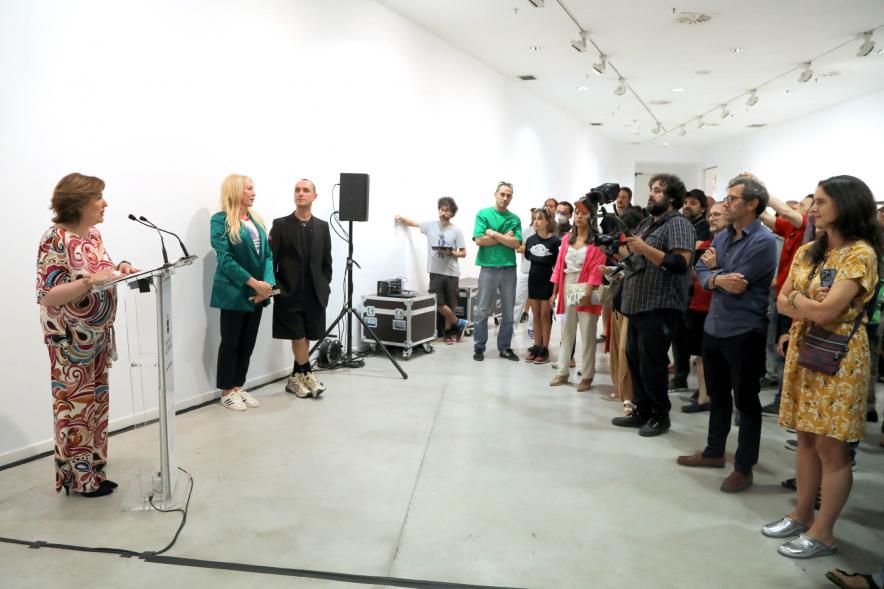 Inauguración Exposición de Gorka Postigo "We Are the Flowers in Your Dustbean" - Plano abierto de los asistentes, el autor y la concejal Rosario Tamayo.